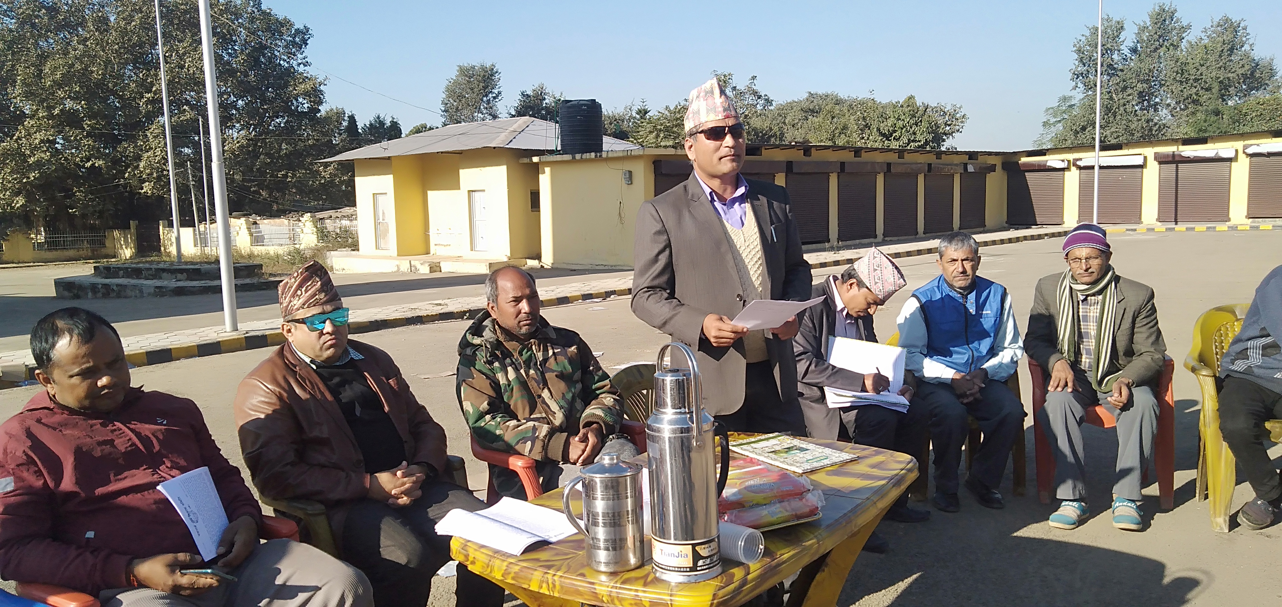 ‘कि पैसा फिर्ता देउ, कि पसल देऊ’