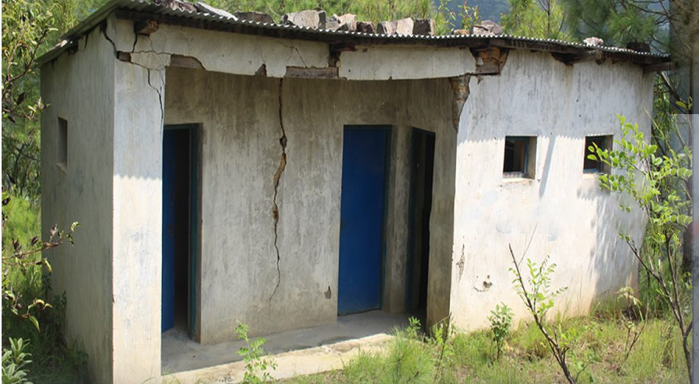 बालजागरण प्राविको शौचालय जीर्ण हुँदा विद्यार्थीलाई सास्ती